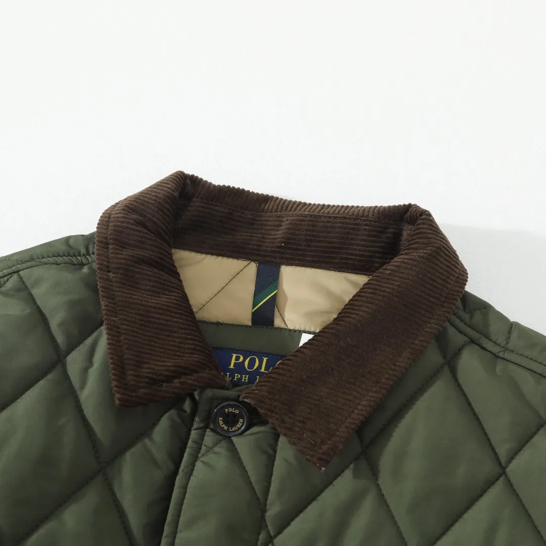 P370 #R50 Ralph Lauren/Ralph Lauren classic old money style workwear rhombus retro cotton jacket. Inspired by retro workwear, it reshapes the contemporary British style. Imported machine-pressed diamond quilting technology, every quilting line is accurately aligned, and the details are full of ingenuity; three-dimensional tailoring creates a neat H-shaped silhouette, and it can still remain light and straight when worn in multiple layers in autumn and winter. Customized metal buttons, low-key embellished textured corduroy lapel design, full of retro atmosphere, 37.5° temperature control black technology, breathable and moisture-proof, locks in temperature and sweat, waterproof and snow-proof fabric, no fear of bad weather, anti-run cotton patented technology, warm and soft, long-wearing without deformation, five high-end colors: navy | khaki | black | green | brown, easily suitable for commuting, leisure, and travel. Wearing one piece gives off a calm temperament of "old money style", and you can have both style and warmth in low-temperature weather.  Color: Navy blue, black, khaki, military green, brown Size: S M L